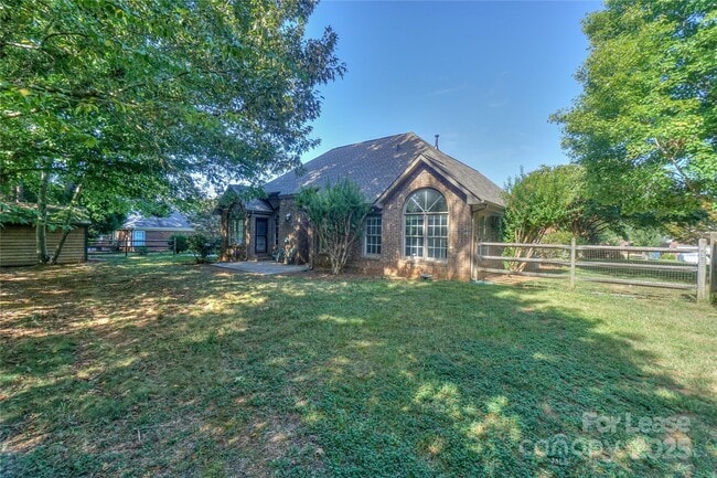 Building Photo - 840 Emerson Dr
