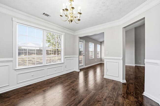 Building Photo - Ranch home with 4 bedrooms and a bonus room.