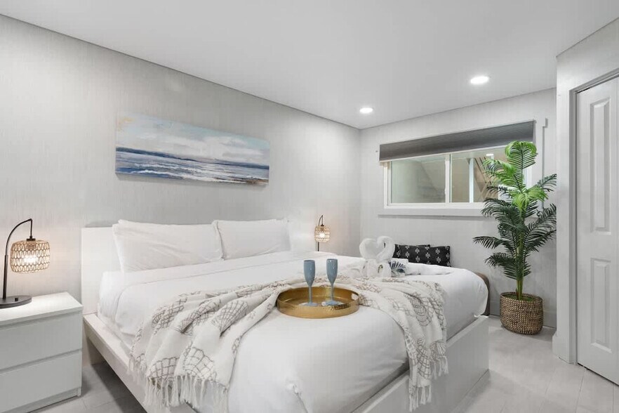 Building Photo - 8743 Thomas Dr