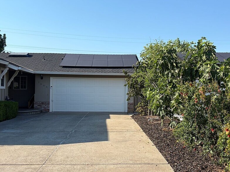 Building Photo - 1695 Merrill Dr