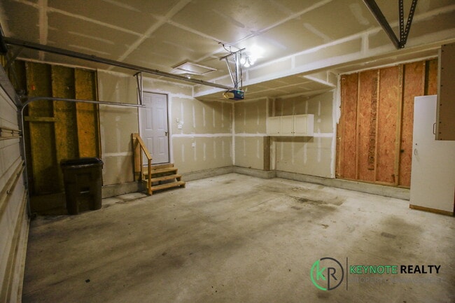 Building Photo - Gorgeous 3 Bedroom, 3 Bathroom Home Availa...