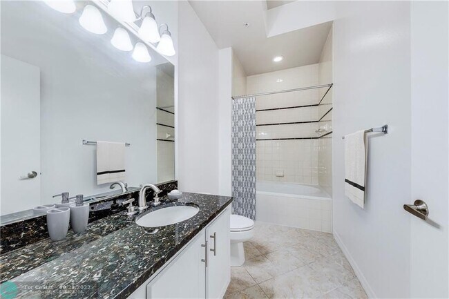 Building Photo - 450 NE 5th St