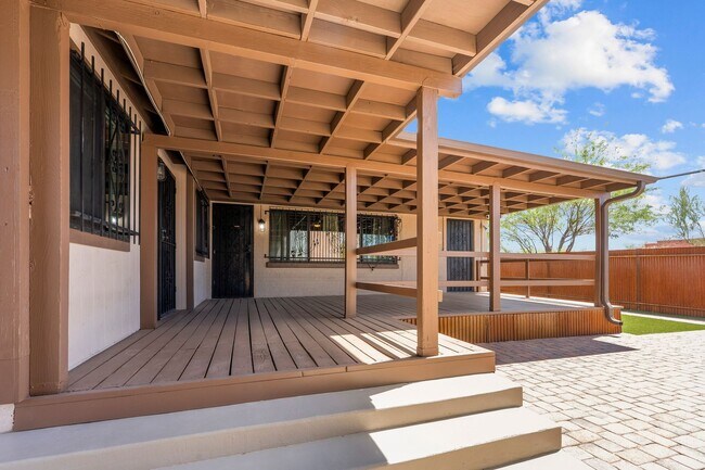 Building Photo - Gorgeous home near UA