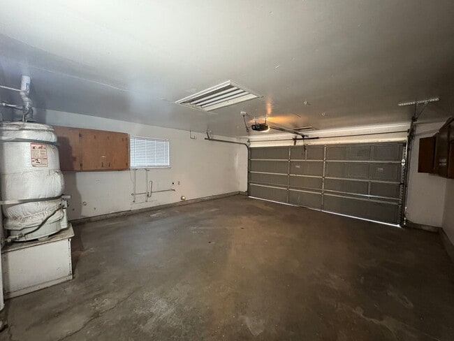 Building Photo - Spacious SE Tulare Home Near Shopping Centers coming soon!