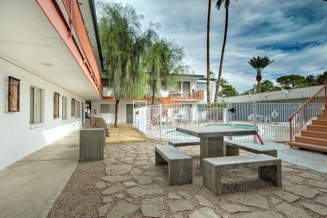 Courtyard BBQ area - The Estates at Medlock