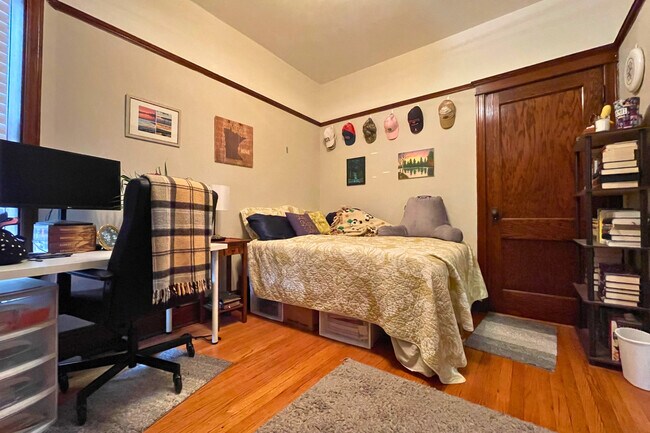 Building Photo - 3727 N Lakewood Ave