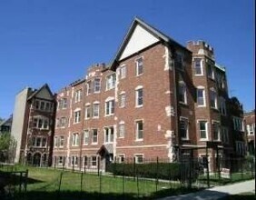 Building Photo - 2440 N Hamlin Ave