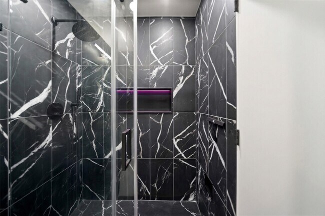 Building Photo - 2101 Fountain View Dr