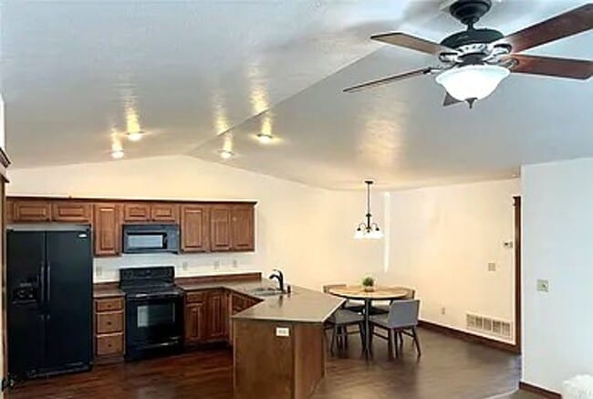 Building Photo - Beautiful 3 bedroom 2 1/2 bath townhouse in 4 Corners! Fenced backyard!