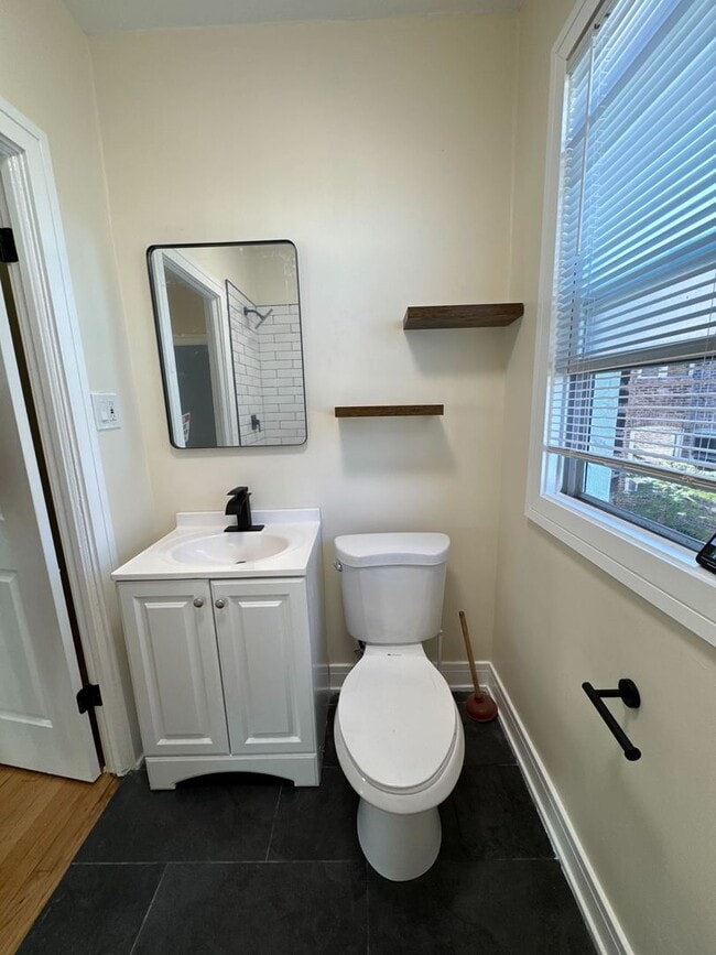 Building Photo - 610 E 74th St