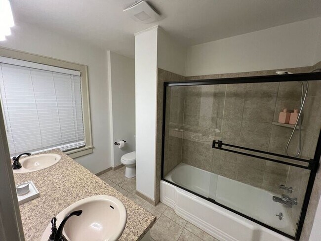 Building Photo - 616 W 63rd St