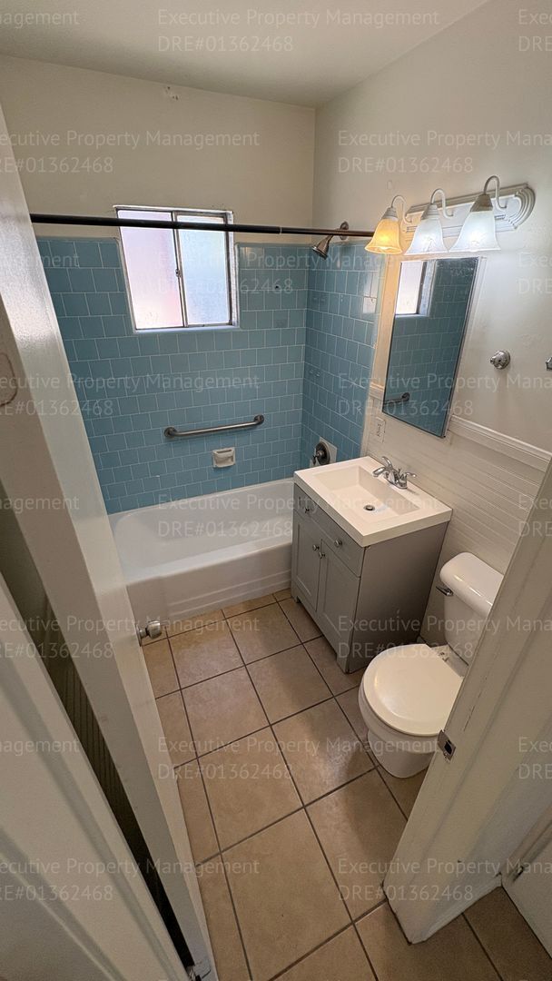 Building Photo - 3 bedroom 1 bathroom house located near E. California Ave/ Mt Vernon Ave