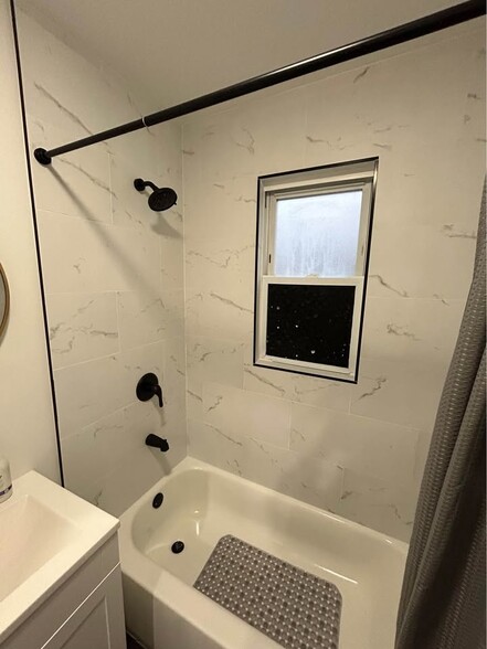 Building Photo - 4915 Egandale Ave