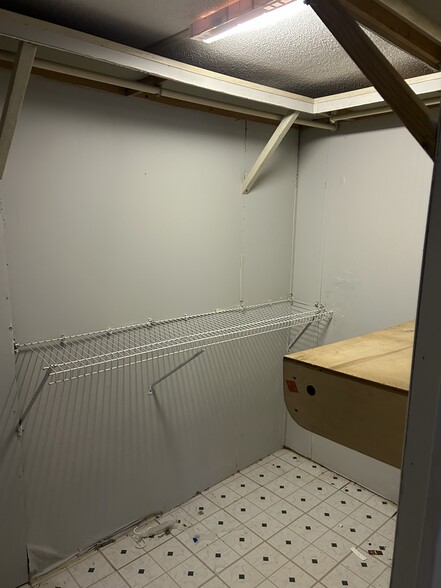 Master Closet - 503 Vanzant Rd