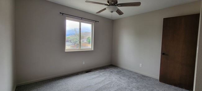 Building Photo - 3 Bedroom 1.5 Bathroom Home