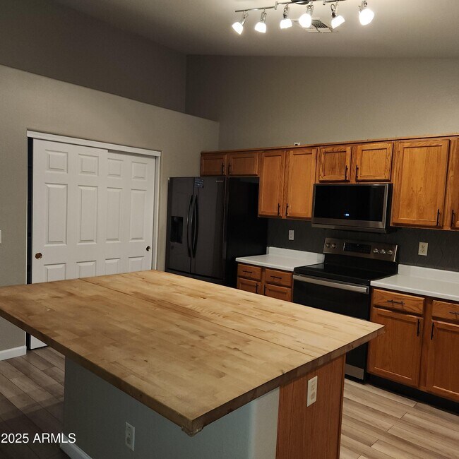 Building Photo - 14230 N 152nd Ln