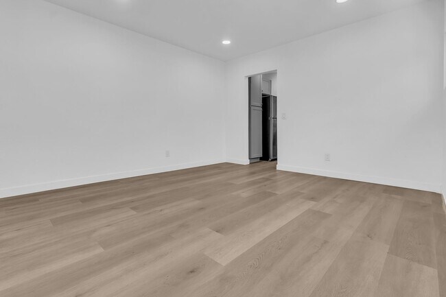 Building Photo - 5518 Denker Ave