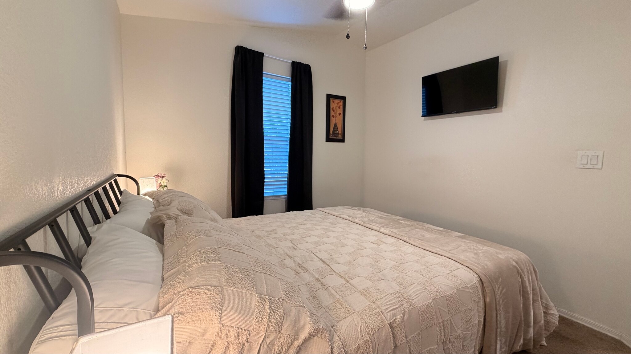 Guest Bedroom - 1001 E Owens