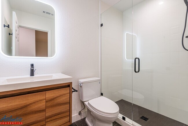 Building Photo - Gorgeous Townhouse | Remodeled | Desirable Location