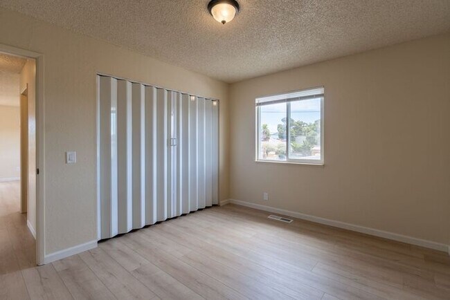 Building Photo - Newly Remodeled 2 bedroom 1 bathroom Seaside Apartment!