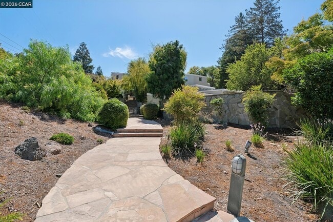 Building Photo - 660 La Casa Via