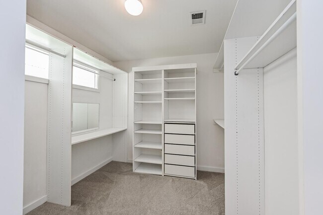 Building Photo - 445 Springvale Rd