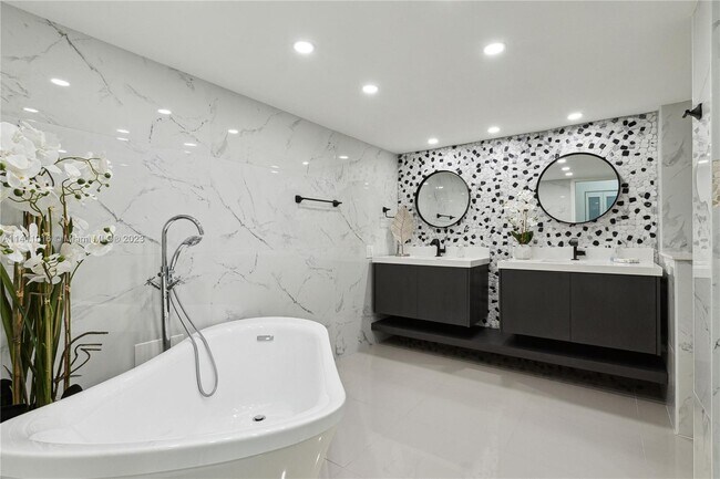 Building Photo - 2751 S Ocean Dr