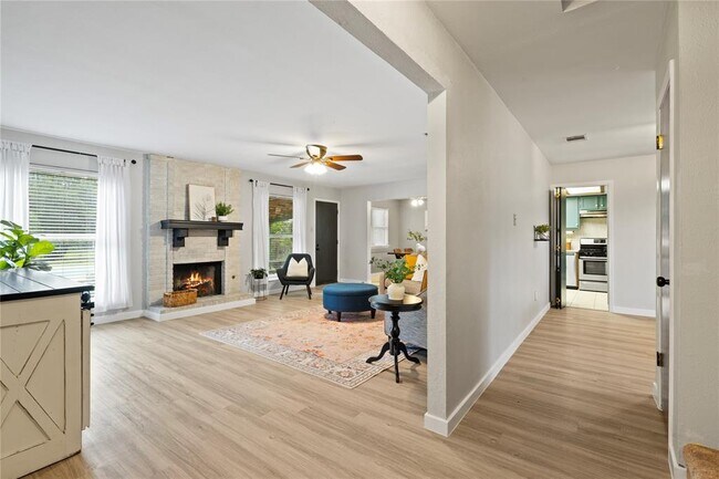 Building Photo - 1702 Oakridge Dr