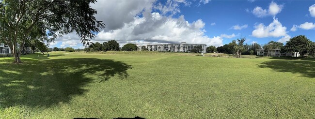 Building Photo - 2601 S Palm Aire Dr