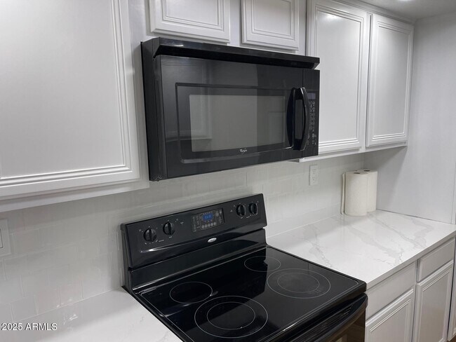 Building Photo - 8500 E Indian School Rd