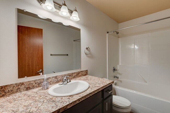 Building Photo - Conveniently Located 3 Bedroom Townhouse