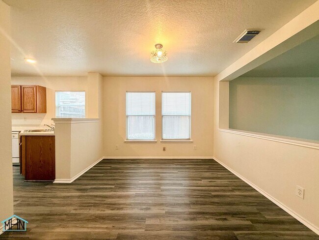 Building Photo - Beautifully Updated 2-Story 3-Bedroom, 2.5-Bathroom Gem Nestled in the Heart of San Antonio!