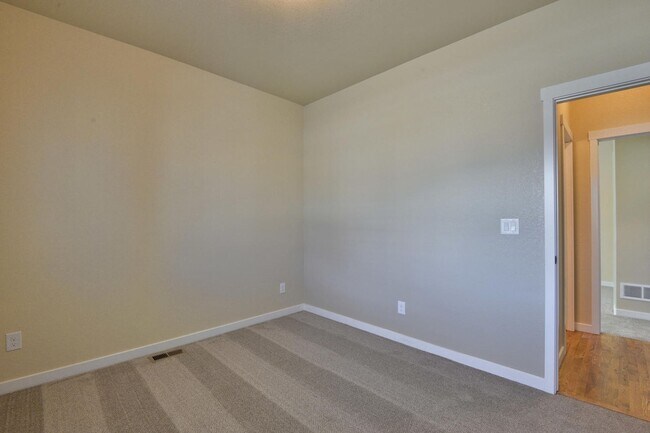 Building Photo - Beautiful 5 bed 3 bath home in the Pelican...