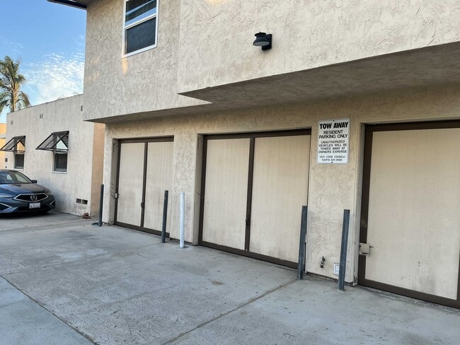 Building Photo - 2948 Kalmia St