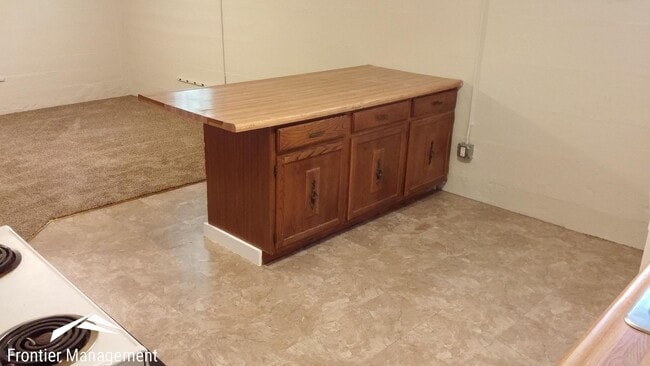 Building Photo - 626 Bertrand St