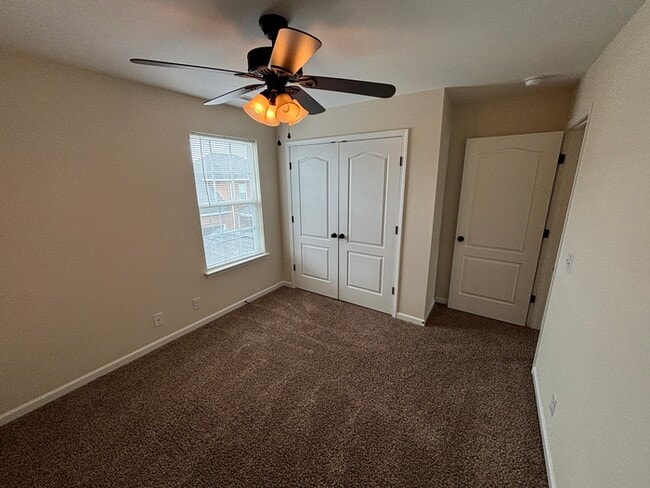 Building Photo - White House townhome available with 1 car ...