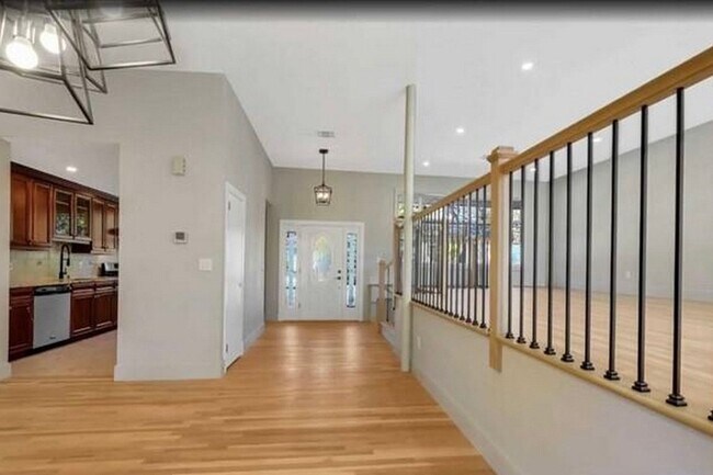 Building Photo - 22 Greentree Terrace