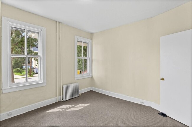 Building Photo - 122 S Davis St