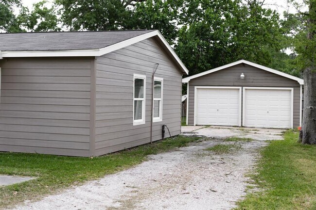 Building Photo - 2121 Holly Dr