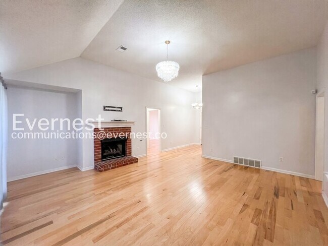 Building Photo - 3 Bed/1.5 Bath Home with Fenced Yard & Garage / Vouchers Accepted / Available Now!