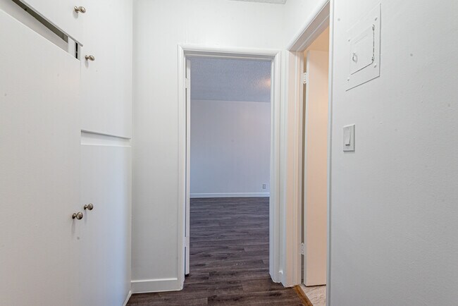 Hallway - 4324 Ventura Canyon Ave (near Ventura Blvd) Gem