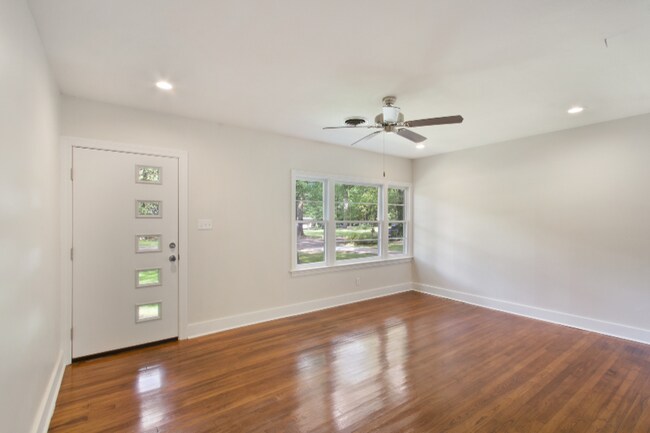 Building Photo - 4146 Robin Dr