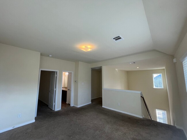 Building Photo - Move-in ready Charming 4-Bed, 2.5-Bath Hom...