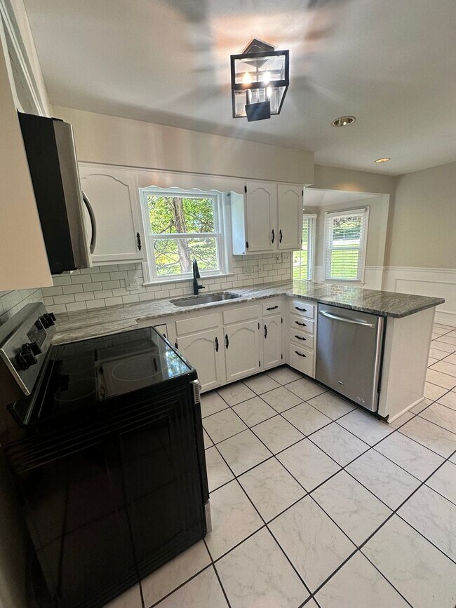 Building Photo - Charming Walk-Out Ranch in Sought-After Ba...