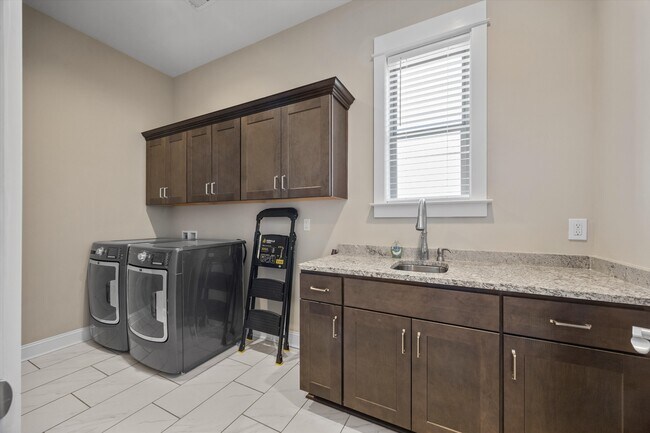 Building Photo - 107 Poydras St