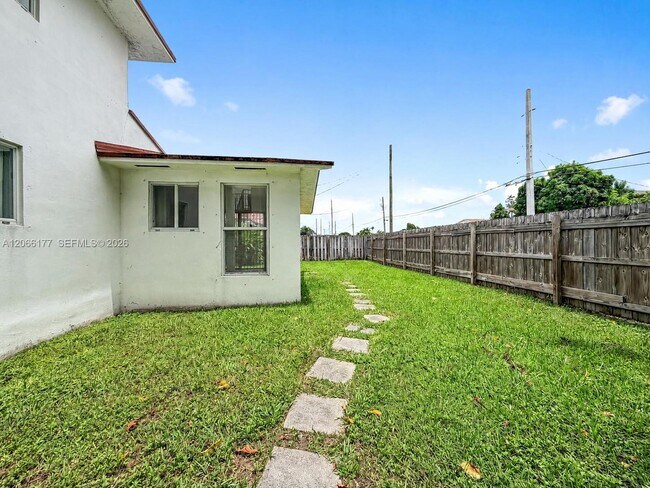 Building Photo - 9103 SW 38th St