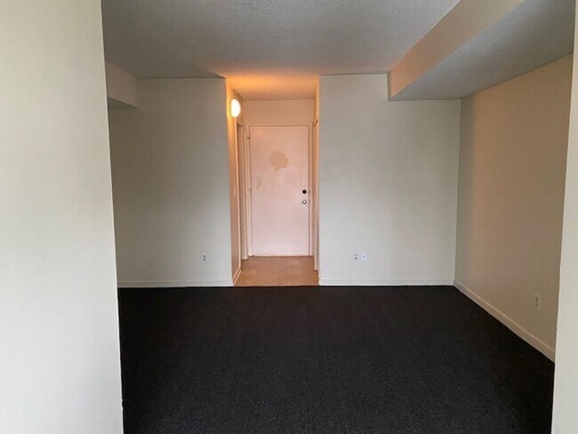 Building Photo - 460 Racine Dr