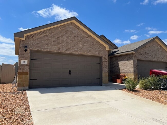 Building Photo - Luxury 3/2 duplex in NBTX