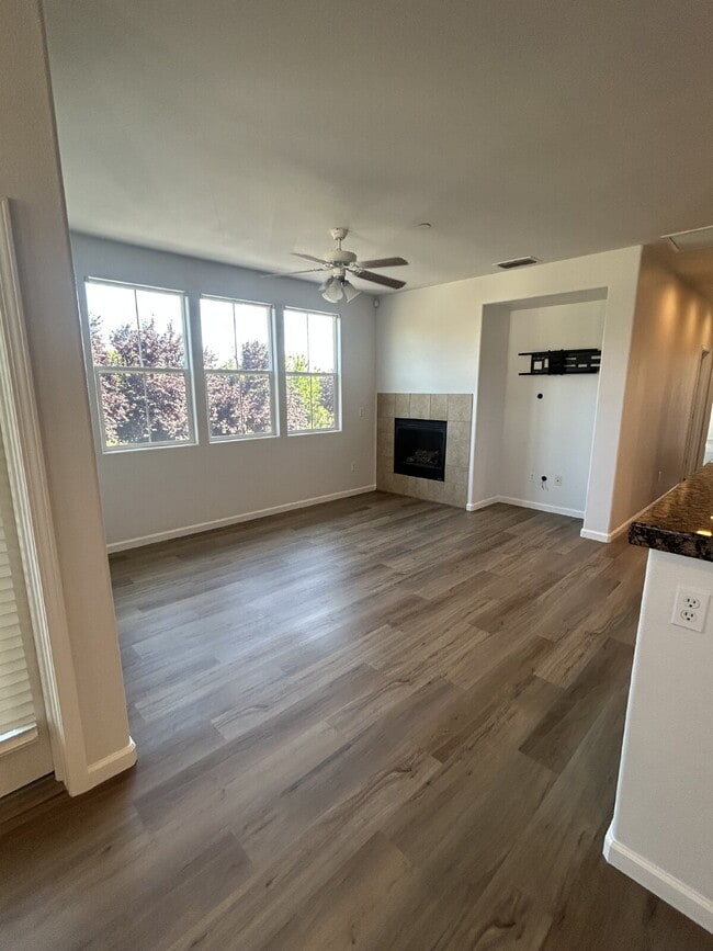 Building Photo - Beautiful 2 bd 2 bath Condo in Folsom