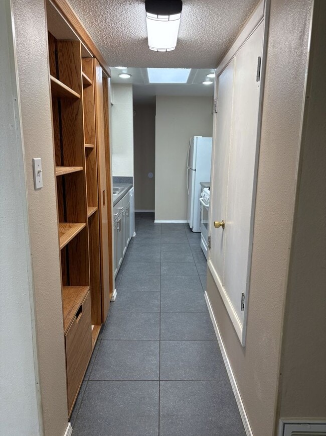 Building Photo - Beautiful 5 Bedroom NE Heights Home With B...